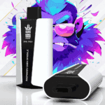Un appareil de vape élégant étiqueté " BANG KING 30K PRO " en blanc et noir, avec la saveur " Raspberry Dark Sparkle " affichée sur le côté, positionné sur un fond vibrant et caricatural mettant en vedette un personnage de gorille coloré portant des lunettes de soleil.