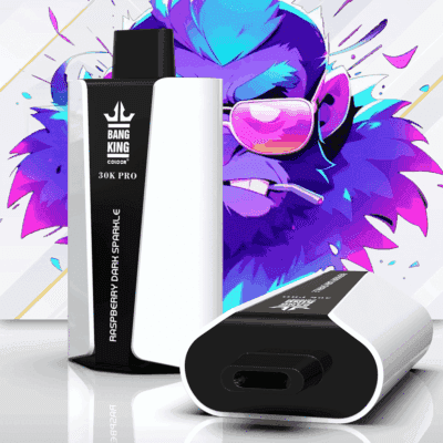 En snygg vape-enhet märkt "BANG KING 30K PRO" i vitt och svart, med smaken "Raspberry Dark Sparkle" på sidan, placerad mot en livlig, tecknad bakgrund med en färgstark gorillakaraktär som bär solglasögon.