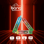 Tres coloridos dispositivos de vapeo desechables dispuestos en forma triangular, con un fondo rojo neón y líneas brillantes, con la marca "bang", personajes de dibujos animados y detalles del producto como carga tipo C, batería de 1000 mAh, capacidad de 26 ml y bobina de malla 1.0Ω.