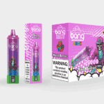 Un empaque colorido y una exhibición de producto para un vaporizador desechable titulado "Bang Blaze", con un sabor a bayas mixtas. El vaporizador tiene un diseño rosa y morado con un personaje de esqueleto con una sudadera con capucha y el paquete incluye una advertencia sobre la nicotina.