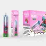 Envase colorido para el vaporizador desechable Bang con sabor "Strawberry Ice", que muestra un dispositivo de vaporización, gráficos de frutas y una etiqueta de advertencia sobre la adicción a la nicotina.