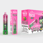 Envase rosa para un vaporizador desechable de fresa y sandía con un diseño de zombie de dibujos animados, un dispositivo de vaporización y etiquetas de advertencia sobre la adicción a la nicotina.