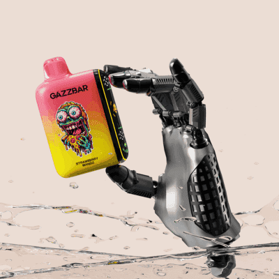 Robotyczna dłoń trzymająca kolorowe urządzenie do waporyzacji z napisem "GAZZBAR Strawberry Mango" z grafiką kapiącego potwora, rozpryskującego wodę.