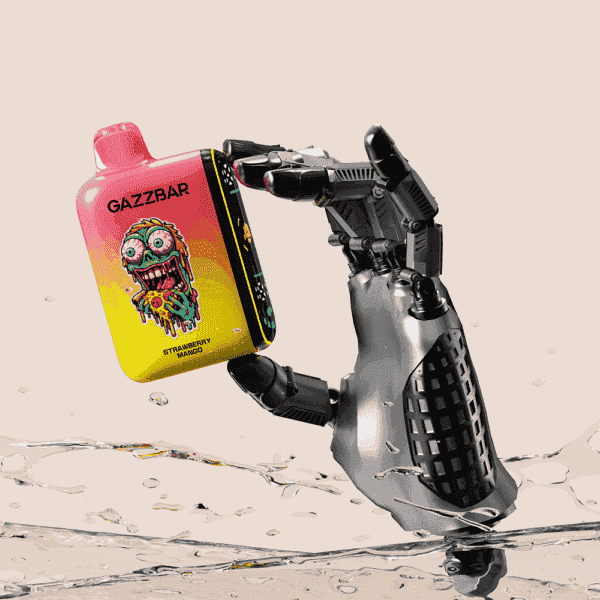 Robotyczna dłoń trzymająca kolorowe urządzenie do waporyzacji z napisem "GAZZBAR Strawberry Mango" z grafiką kapiącego potwora, rozpryskującego wodę.