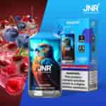 Un dispositivo di vaporizzazione e una confezione con un'illustrazione colorata di un'aquila, etichettata "Blueberry Raspberry Cherry", con immagini di frutta e testo che indica 16.000 boccate e contenuto di nicotina.