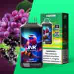 Un dispositivo di vaporizzazione JNR Grape Blackcurrant con un audace design di un'aquila, insieme alla sua confezione verde con dettagli del prodotto e immagini di sapori di uva e ribes nero.