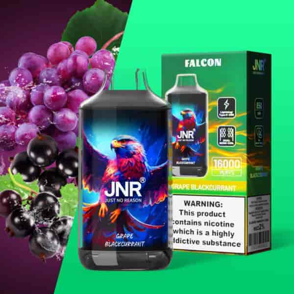 Un dispositivo di vaporizzazione JNR Grape Blackcurrant con un audace design di un'aquila, insieme alla sua confezione verde con dettagli del prodotto e immagini di sapori di uva e ribes nero.