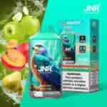 Un vibrante dispositivo di vaporizzazione usa e getta con un design colorato di pappagallo etichettato "JNR Just No Reason", con sapore "Mela Verde Pesca Pera", 16.000 boccate e avvertenze sul contenuto di nicotina. Sullo sfondo c'è una scatola con il marchio e le immagini della frutta abbinate.