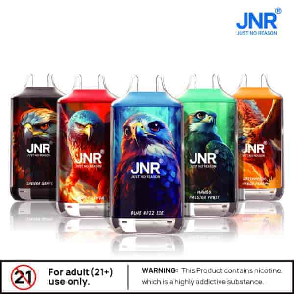 Una gamma di cinque dispositivi di vaporizzazione colorati con illustrazioni di falchi e sapori etichettati: Sakura Grape, Cherry Lemon, Blue Razz Ice, Mango Passion Fruit e Watermelon Mango Peach, con un'etichetta di avvertenza che indica "Solo per adulti (21+)" e attenzione alla dipendenza da nicotina.