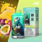 Un dispositivo di vaporizzazione JNR Mango Passion Fruit con un vivace design di uccelli, insieme alla confezione blu-verde con dettagli del prodotto e immagini di mango e frutti della passione.