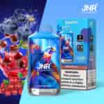 Vape JNR Falcon Mixed Berries con 16000 boccate, caratterizzato da una bottiglia dal design blu con un falco colorato, circondato da frutti di bosco e dettagli sulla confezione.