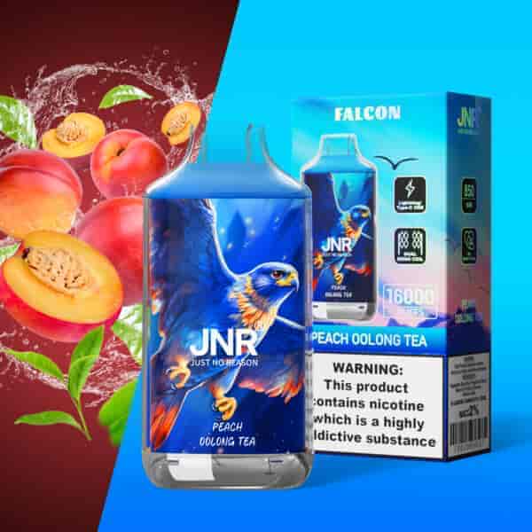 Un dispositivo di vaporizzazione etichettato "JNR Peach Oolong Tea" con l'illustrazione di un falco blu, accompagnato dalla confezione, pesche, foglie di tè e un'etichetta di avvertenza sulla dipendenza dalla nicotina.
