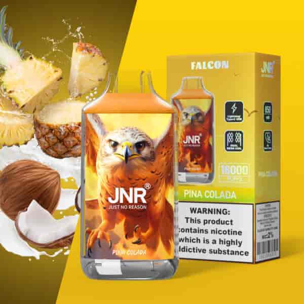 Un dispositivo di vaporizzazione Pina Colada JNR con un design di falco arancione, insieme alla confezione gialla con dettagli del prodotto e immagini di ananas e noci di cocco.