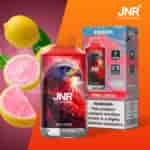 Un vaporizzatore usa e getta JNR Pink Lemon con un vivace design di un'aquila rossa sul dispositivo e sulla confezione, con 16.000 boccate, nicotina 2% e immagini di limone e pompelmo rosa.