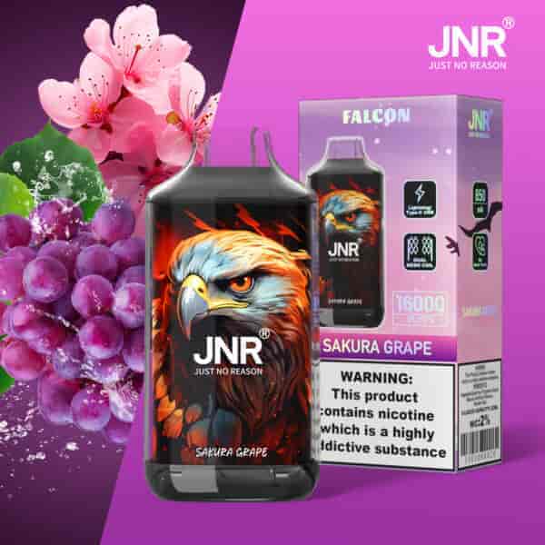 Un'immagine promozionale che mostra un dispositivo di vaporizzazione etichettato "JNR" con la grafica di un'aquila, accompagnato da uva e fiori di ciliegio sullo sfondo. Il dispositivo è mostrato insieme alla sua confezione, che evidenzia il sapore "Sakura Grape" e contiene un avvertimento sulla dipendenza dalla nicotina.