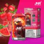 Un vaporizzatore usa e getta JNR Strawberry Watermelon Ice con un design di un'aquila rossa infuocata sul dispositivo e sulla confezione, contenente 16.000 boccate, nicotina 2% e immagini di fragole e anguria.
