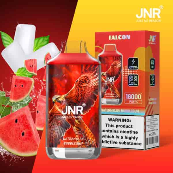 Prodotto da vaporizzare JNR Watermelon Bubblegum con un design di falco rosso, confezione che mostra 16.000 boccate, etichetta di avvertenza sulla nicotina e fette di anguria con cubetti di ghiaccio sullo sfondo.