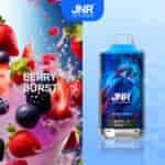 Appareil de vape JNR étiqueté " Berry Burst " avec un motif d'oiseau bleu vif et des baies mélangées sur fond rose.