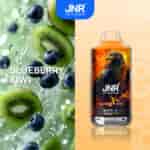 Produit de vape étiqueté " JNR Just No Reason " avec un motif de faucon, saveur " Blueberry Kiwi ", à côté d'éclaboussures de myrtilles et de tranches de kiwi.