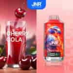 Boisson au cola aux cerises dans un verre avec des cerises et un appareil à vapoter sur le thème du cola aux cerises avec un motif d'aigle.