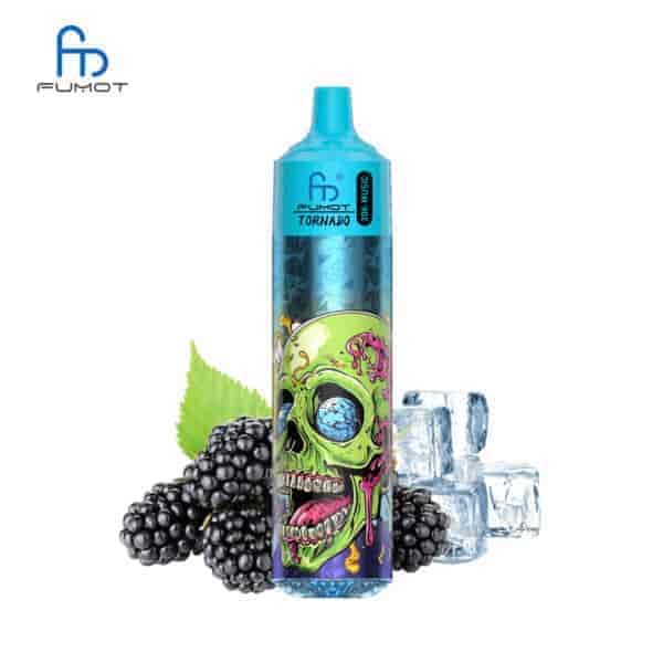 Ein farbenfrohes Vape-Pen-Design mit einer grünen Totenkopfgrafik, umgeben von Brombeeren und Eiswürfeln, mit Minzblättern im Hintergrund. Das Produkt trägt die Aufschrift "Fumot Tornado"."