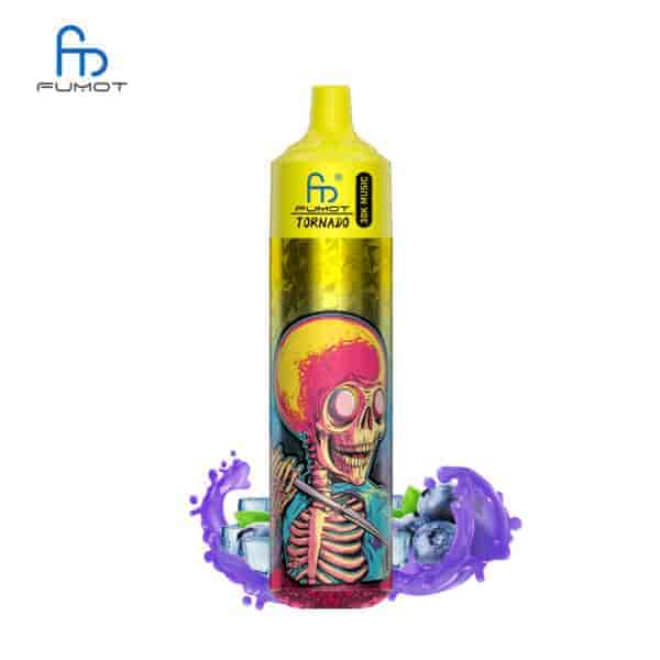 Ein farbenfroher Vape-Stift mit der Aufschrift "FUMOT Tornado" mit der Illustration eines Skeletts mit einem leuchtenden Schädel, umgeben von Eiswürfeln, Blaubeeren und violetten Flüssigkeitsspritzern.
