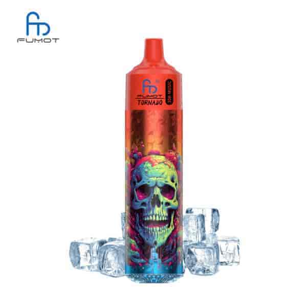 Ein farbenfrohes Verdampfergerät mit Totenkopf-Design und einem leuchtend orangefarbenen Oberteil, das auf einem Bett aus Eiswürfeln sitzt. Auf dem Gerät sind die Marken "FUMOT" und "TORNADO" sichtbar.
