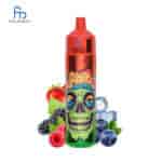 FUMOT Tornado Vape mit leuchtend rotem Oberteil und farbenfrohem Totenkopf-Design, umgeben von Erdbeeren, Brombeeren, Himbeeren, Blaubeeren, grünen Blättern und Eiswürfeln.