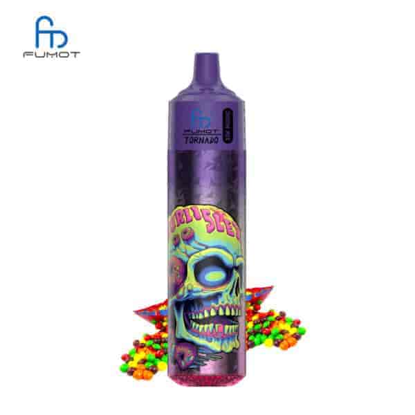 Ein farbenfroher Vape Pen mit Totenkopf-Design und dem Markennamen "Fumot Tornado", umgeben von bunten Bonbonstücken in einem Stapel.