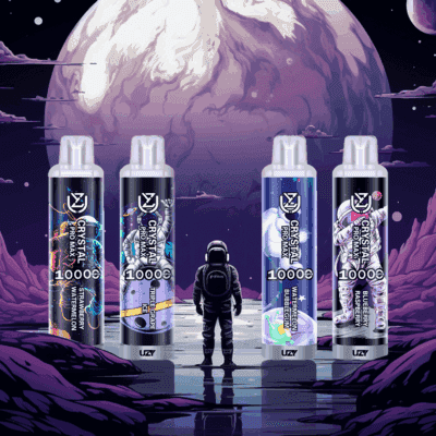 En person i en rymddräkt står på en stenig yta och tittar på fyra vapeprodukter märkta "CRYSTAL PRO MAX 10000" i ett färgstarkt kosmiskt landskap med en stor planet i bakgrunden.