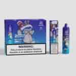 Eine Verpackung für ein E-Zigaretten-Produkt mit einem Cartoon-Affen mit Brille und Weihnachtsmütze, mit der Aufschrift "Blueberry Ice" und einem Warnhinweis zu Nikotin. Neben der Schachtel befindet sich ein Vape Pen mit ähnlichem Branding und ähnlichen Grafiken.