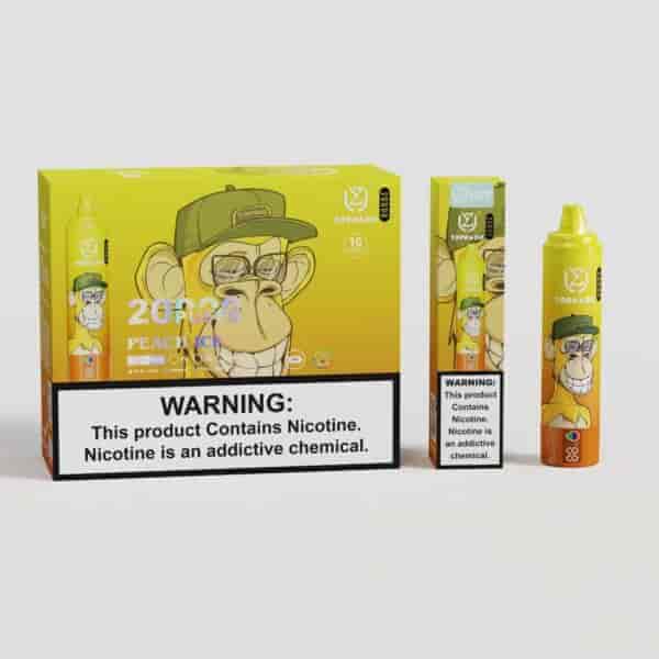 Eine farbenfrohe Vape-Produktbox und -Kapsel mit einem Comic-Affen mit Brille und Kappe, mit der Aufschrift "20 Puffs Peach Ice" und deutlich sichtbaren Warnhinweisen zum Nikotingehalt sowohl auf der Box als auch auf dem Vape-Gerät.