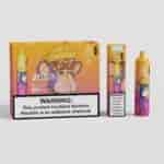 Eine farbenfrohe Verpackung für ein E-Zigarettenprodukt mit einem Cartoon-Affen mit Sonnenbrille und Hut, mit den Aufschriften "20.000 PUFFS" und "PEACH MANGO PINEAPPLE" sowie einem Warnhinweis vor Nikotinsucht.