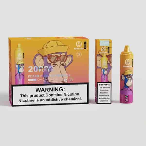 Eine farbenfrohe Verpackung für ein E-Zigarettenprodukt mit einem Cartoon-Affen mit Sonnenbrille und Hut, mit den Aufschriften "20.000 PUFFS" und "PEACH MANGO PINEAPPLE" sowie einem Warnhinweis vor Nikotinsucht.