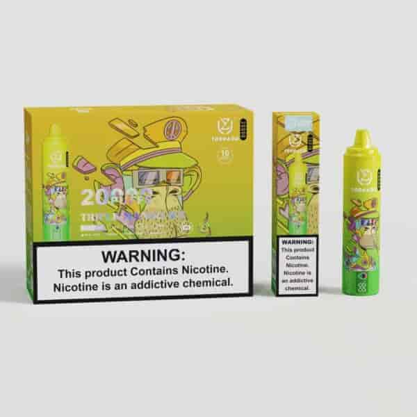 Eine farbenfrohe Vape-Produktverpackung mit einem Cartoon-Affen mit Brille und Hut. Auf der Schachtel steht "20 Puffs" und die Geschmacksrichtung "Triple Mango" sowie ein Warnhinweis zu Nikotin. Neben der Verpackung befindet sich ein grünes Verdampfergerät mit ähnlichen Designelementen und einem passenden Warnschild.