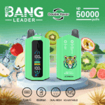 Bang Leader vape-enhet med en digital display och tigerlogotyp, omgiven av stänkande frukt inklusive kiwi, äpple, körsbär, guava och vattendroppar, som framhäver funktioner som dubbel smak, 50 000 bloss, Type-C-laddning, 650 mAh batteri, dubbla mesh och justerbara inställningar.