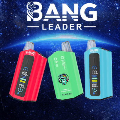 Tre färgglada Bang Leader vape-enheter, röda, gröna med en apa-grafik och blå, visas framför en rymdbakgrund med märkeslogotypen ovanför dem.