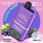 Appareil de vape jetable Purple Fizzy Twins avec 50 000 bouffées, des fruits bleus et verts représentant des saveurs de myrtille, de noix de coco et de glace au raisin, et des caractéristiques étiquetées telles que ' saveurs 2 en 1 ' et ' changement de saveur ' sur fond rose et bleu.
