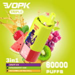 VOPK Triple 3-in-1-Vape-Gerät mit farbenfroher Verpackung, umgeben von Illustrationen von Trauben, Erdbeeren, Wassermelone, Kiwi und Fruchtsaftspritzern, die drei Geschmacksrichtungen hervorheben – Traubeneis, Erdbeer-Kiwi und Wassermelonen-Red Bull – mit einer Reichweite von 60.000 Zügen.