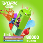 Farbenfrohes VOPK-Triple-Vape-Gerät mit einem Löwen mit Sonnenbrille und Hut, umgeben von Gummibärchen, Blaubeeren, einer Erdbeere, Spritzer Cola und Text, der drei Geschmacksrichtungen hervorhebt (Gummibärchen, Erdbeer-Vanille-Cola, Blaubeer-Zuckerwatte) mit einem Anspruch auf 60.000 Züge.
