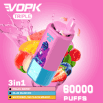 Farbenfrohe Werbung für das VOPK TRIPLE Vape-Gerät mit drei Geschmacksrichtungen – Peach Berry, Blue Razz Ice und Watermelon Peach Mango – mit Fruchtillustrationen und Text, die 60.000 Züge hervorheben.