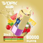 Werbebild für VOPK Triple Vape mit einem gold- und violetten Gerät, Illustrationen von Früchten wie Banane, Wassermelone, Ananas, Himbeere, Kokosnuss und Text, der 3-in-1-Geschmacksrichtungen und 60.000 Züge hervorhebt.