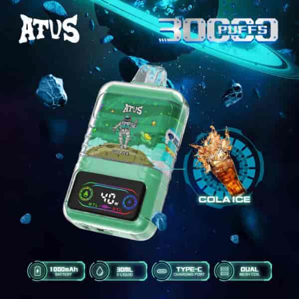 Werbebild für das ATUS-Vape-Gerät mit einem Weltraum-Hintergrund, dem Gerät mit einem Astronauten- und 'Cola Ice'-Geschmacksetikett, Symbolen für 30.000 Züge, 1000-mAh-Akku, 30 ml E-Liquid, Typ-C-Ladeanschluss und Dual-Mesh-Spule sowie dem Bild eines Glases mit Cola und Eis.
