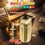 Werbebild für den Bang Blaze E-Shisha-Kopf mit einem goldfarbenen Verdampfer mit der Aufschrift 'Blueberry Peach' und 42.000 Zügen, neben einer dekorativen Wasserpfeife und Goldmünzen platziert, auf einem stilvollen Schreibtisch mit einer Kaffeetasse und Notizblöcken.