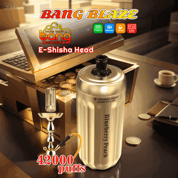 Werbebild für den Bang Blaze E-Shisha-Kopf mit einem goldfarbenen Verdampfer mit der Aufschrift 'Blueberry Peach' und 42.000 Zügen, neben einer dekorativen Wasserpfeife und Goldmünzen platziert, auf einem stilvollen Schreibtisch mit einer Kaffeetasse und Notizblöcken.