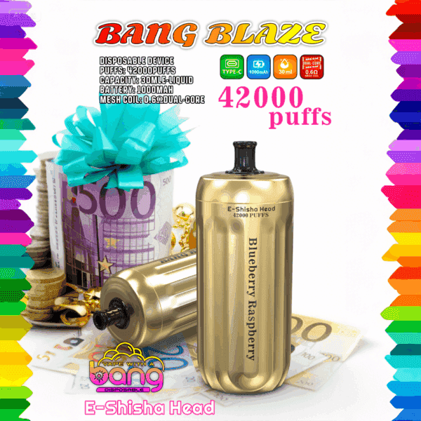 Goldfarbener Bang Blaze-Einweg-Vaporizer mit 'Blueberry Raspberry'-Geschmack, vor Euro-Banknoten, Münzen und einem Geschenk mit einer blauen Schleife platziert, umgeben von leuchtend regenbogenfarbenen Rändern und Produktspezifikationen, die 42.000 Züge hervorheben.