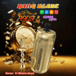 Werbebild für Bang Blaze Vape mit einem goldenen Einweg-E-Shisha-Gerät mit der Aufschrift 'Mixed Fruit' und '42000 Puffs', einem Wecker, verstreutem Geld und Symbolen für Produktmerkmale vor dunklem Hintergrund.