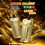 Werbebild mit zwei goldenen Bang Blaze-Einweg-E-Shisha-Geräten mit Peach Ice-Geschmack, die eine Kapazität von 42.000 Zügen, 30 ml Flüssigkeit, einen 1000-mAh-Akku und eine Mesh-Spule hervorheben, vor einem wirbelnden abstrakten Hintergrund in Gold und Braun.