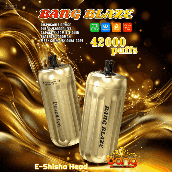 Werbebild mit zwei goldenen Bang Blaze-Einweg-E-Shisha-Geräten mit Peach Ice-Geschmack, die eine Kapazität von 42.000 Zügen, 30 ml Flüssigkeit, einen 1000-mAh-Akku und eine Mesh-Spule hervorheben, vor einem wirbelnden abstrakten Hintergrund in Gold und Braun.