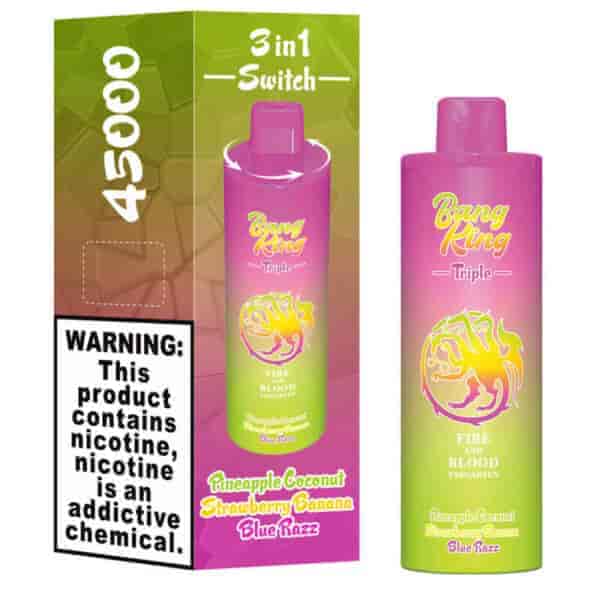 Embalagem e dispositivo de vape Bang King Triple 3 em 1 Switch nas cores gradiente rosa e verde, apresentando os sabores Abacaxi, Coco, Morango, Banana e Blue Razz, com um rótulo de advertência informando que o produto contém nicotina.